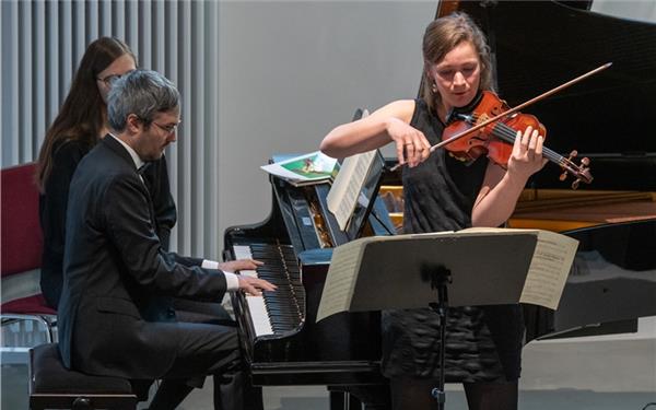 Unter dem Titel „Ausgezeichnet“ präsentierten Harald Sinot am Flügel und Geigerin Miriam Klüglich in der Spitalkirche Kompositionen von Musikern, die den „Prix de Rome“ gewannen. GB-Foto: Vecsey