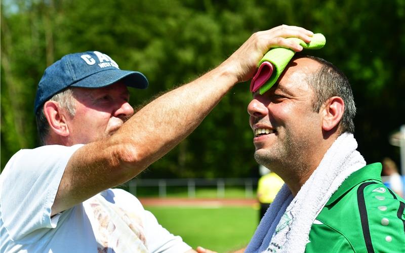 Der erste Torjubel gehört dem VfL Herrenberg Unter der Hitzelitt auch der HerrenbergerTrainer: Betreuer Robbie Schumacher kühlt Steve Henrich die Stirn