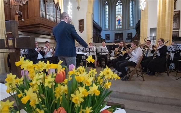 Unter der Leitung von Johannes Fiedler präsentierten sich die Bezirksbläser in der Stiftskirche. GB-Foto: Vecsey