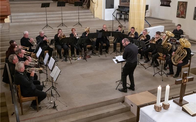 Unter der Leitung von Johannes Fiedler spielt das Bezirksbläserensemble in der Stiftskirche. GB-Foto: Vecsey