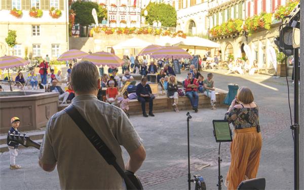 Unterhält beim Strandsommer auf dem Marktplatz: Das Duo „Valeris music“.GB-Foto: Dettenmeyer