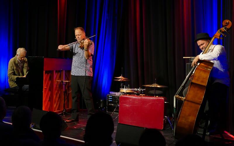 Unterhielt im Mauerwerk: das Berta Epple Trio. GB-Foto: gb