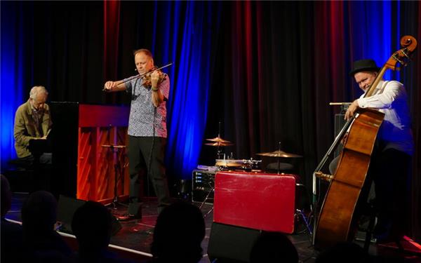 Unterhielt im Mauerwerk: das Berta Epple Trio. GB-Foto: gb