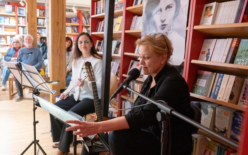 Unterhielten bei einer musikalischen Lesung zu Mascha Kaléko (von rechts): Viola Gabor und Cathrin Zellmer. GB-Foto: Vecsey