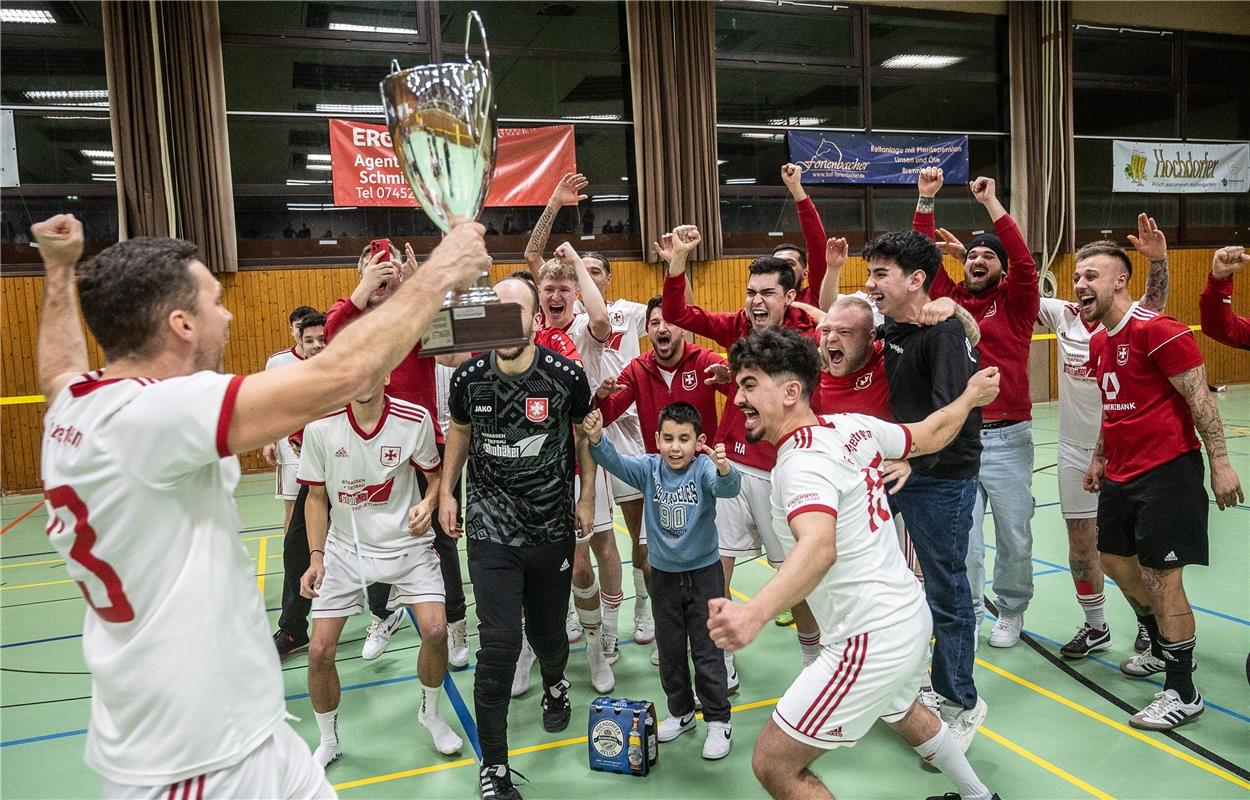 Unterjettingen ( weiß rot ) gewinnt das Hallenturnier in Jettingen 1 / 2025 Foto...
