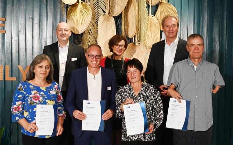 40 Jahre bei Häfele mit Herzblut dabei Unternehmenschefin Sibylle Thierer inmitten der Jubilare.GB-Foto
