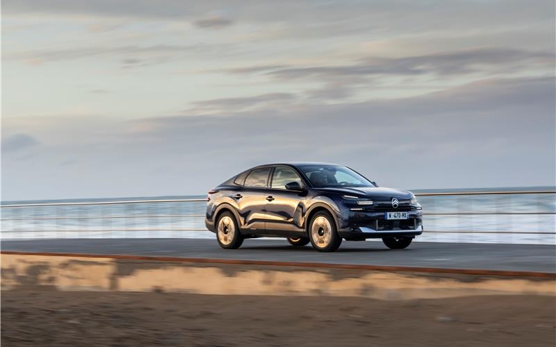 Mehr Modernität, Charakter und Reife Unverwechselbare Silhouette: Der neue C4 X in der Farbe „Eclipse Blue“.GB-Foto:Adrien Cortesi