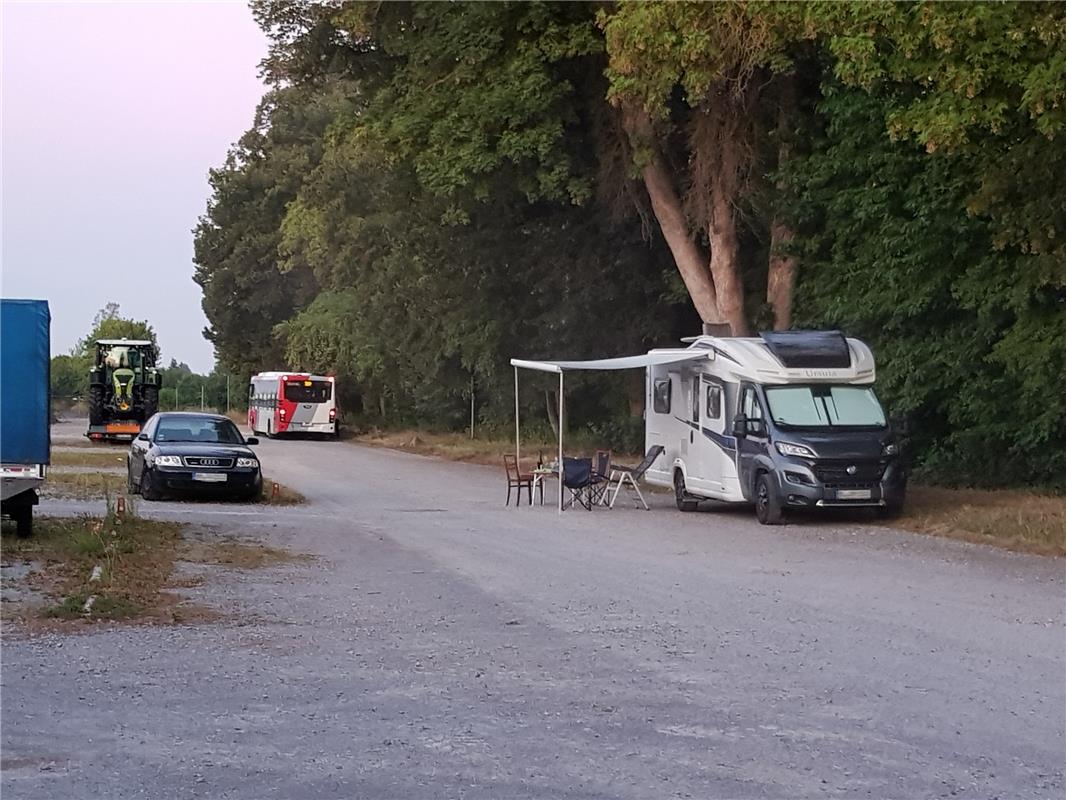 "Urlaub zu Corona-Zeiten macht das Campen auf der Straße am Parkplatz des Nebrin...