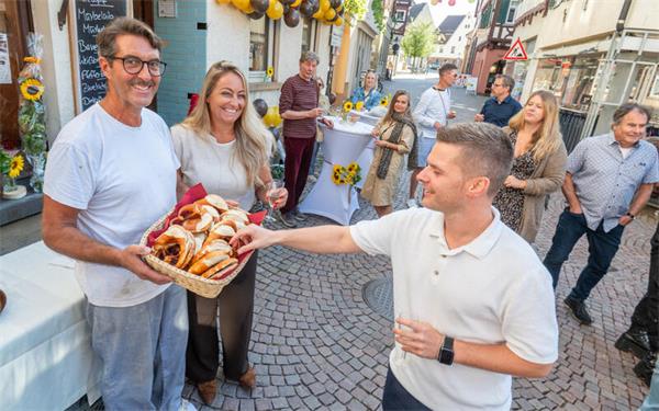 Uwe Schüfer (links) schmeißt wieder den Ofen für seine Bäckerei an. GB-Foto: Vecsey