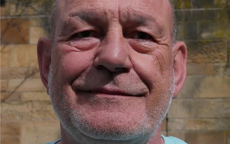 Uwe Schupsky, 64,Elektromeister in Rente:„Ich habe nicht viel zu tun mit der Kirche, ich gehe nicht in Kirche. Aber ich weiß, dass Pfarrer Roß vieles macht, dass er auch in der Kinder- und Jugendarbeit aktiv ist – ich finde die Sache schade, aber ich kann sie nicht ändern. Es wäre gut, finde ich, wenn er seine volle Stelle behalten könnte.“