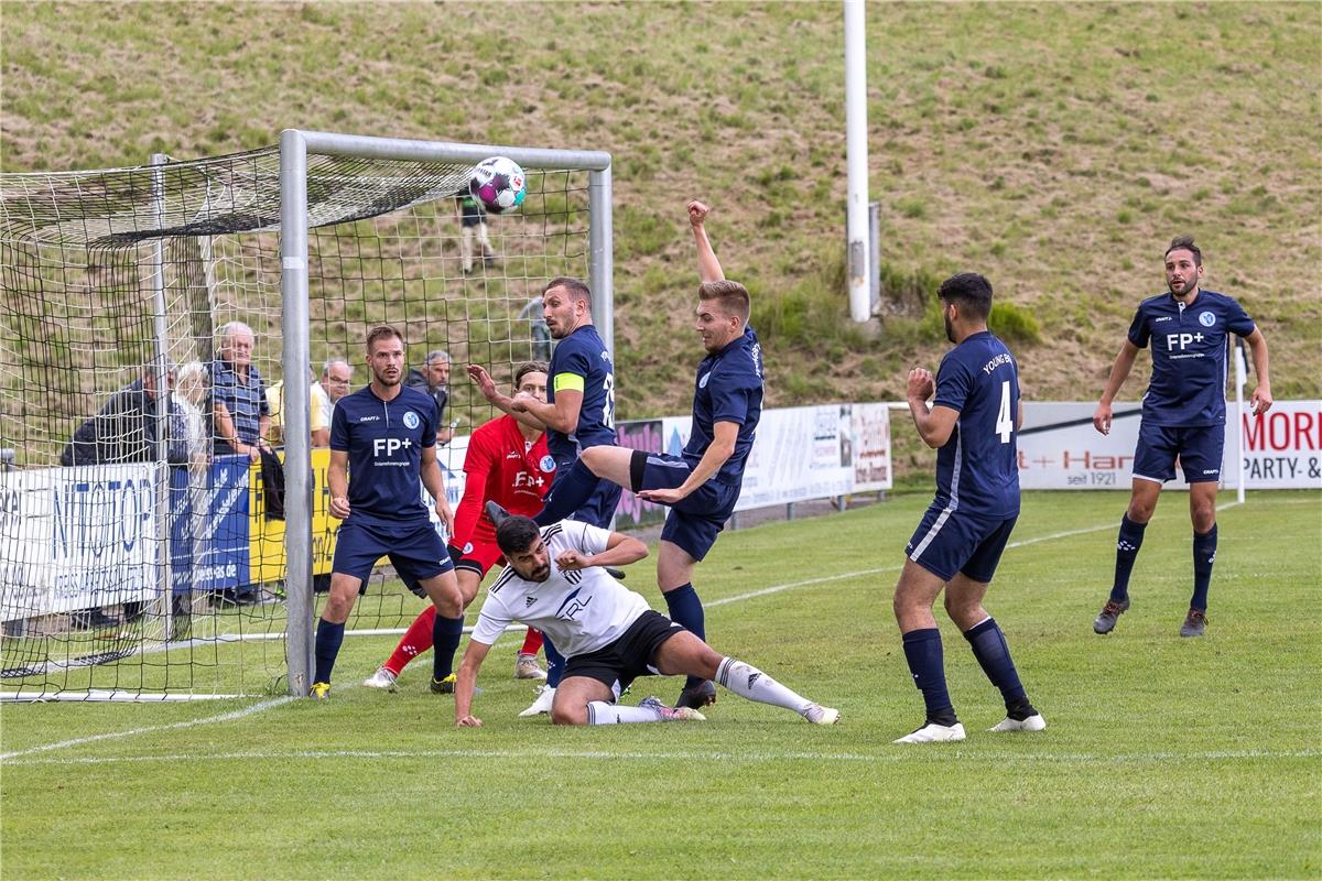 Uygar Iliksoy (FC Gaertringen #09), Matthias Kunst (Young Boys Reutlingen #25) u...