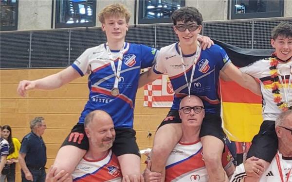 Valentin Fischer (links) und Oskar Schimmel durften sich feiern lassen. GB-Foto: gb