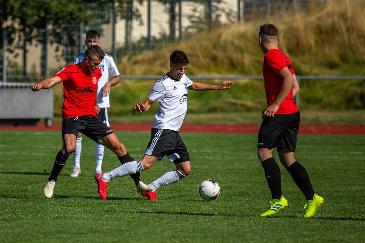 Valerij Bogdanov (Spvgg Trossingen #23) und Emre Oenal (FC Gaertringen #14), Spv...