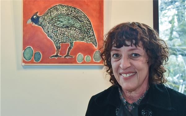 Vanja Harriet Hüttenmoser vor ihrem Bild mit dem Titel „Perlhuhn“. GB-Foto: Vecsey