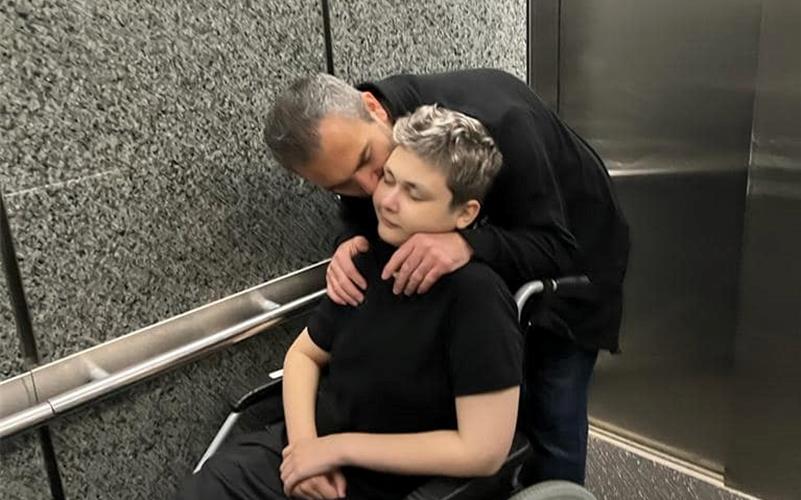 Vater Ahmet und sein Sohn Bahri Budakci vor kurzem in der Spezialklinik in New York. GB-Foto: gb