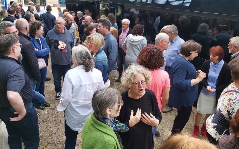 Verabschiedung in Tarare: Nach vier Tagen vollen Programms ging es für die Herrenberger Gäste wieder zurück. GB-Fotos: gb