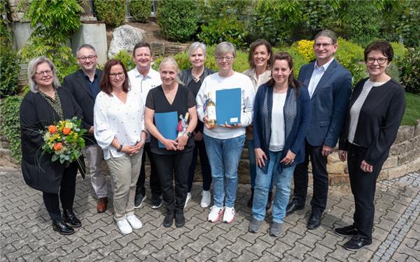 Verabschiedungen und Ehrungen beim „Gäubote“: Auf dem linken Bild die in den Ruhestand verabschiedeten Mitarbeiterinnen Renate Brösamle (links) und Ursula Glaser. Auf dem rechten Bild die Ehrungen mit (von links) Renate Brösamle, Mathias Kittel, Kerstin Kegreiß, Denis Agurkis, Ute Widmayer, Manuela Betz, Martina Mittelhaus, Claudia Bleher-Stark, Diana Amann, Verleger Elmar Schöllkopf und Personalleiterin Rosemarie Stary. GB-Fotos: Vecsey