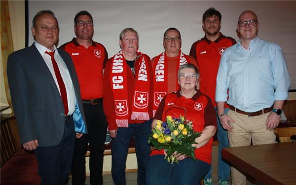 Verabschiedungen und Ehrungen gab es beim FC Unterjettingen mit (von links) Günter Brösamle, Markus Strohäker, Willy Klein, Günter Reichardt, Phil Hafemann und Christopher Noyes, vorne sitzend das neue FCU-Ehrenmitglied Rose Strohäker-Wolfer. GB-Foto: gb