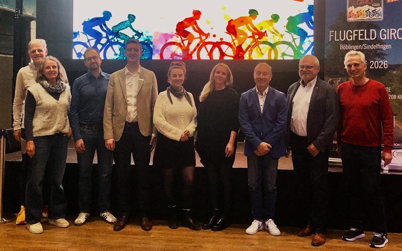 Veranstalter und Sponsoren freuen sich auf den Flugfeld Giro am 12. Juli 2025 (von links): Axel und Karen Stahl, Christian Kaiser (Weinkellerei Lemberger Land), Patrick Wagner (Kreissparkasse Böblingen), Hannah Kussel (Flugfeld), Fabi Germann (Bikes n’ Boards), Alfred Bauser (AOK Stuttgart-Böblingen), Dr. Peter Hoffmann (Stadtwerke Sindelfingen) und Andreas Morlok (RSV Öschelbronn). GB-Foto: Denner