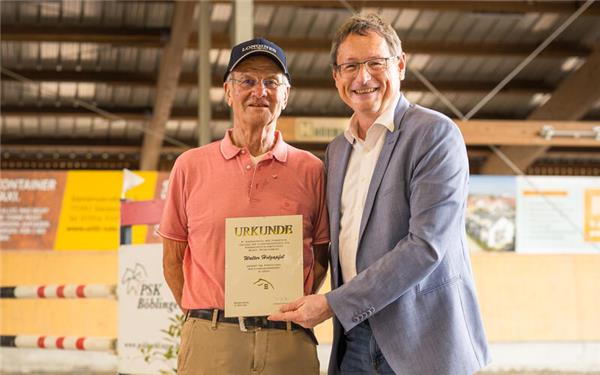 Verbandschef Frank Reutter (rechts) ehrte Walter Holzapfel. GB-Foto: Anderle