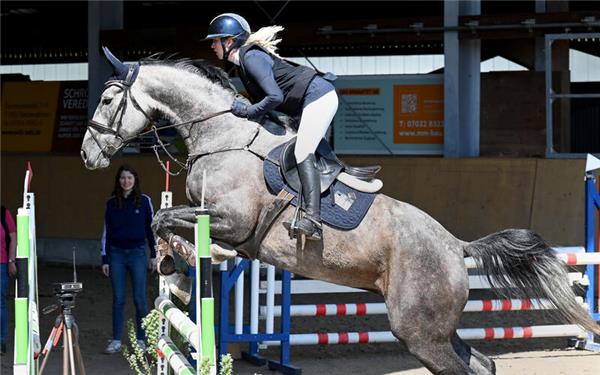 Vereinschefin Katja Gerds (hier auf Karrie Bradshaw) ging in mehreren Springen selbst an den Start. GB-Foto: Holom