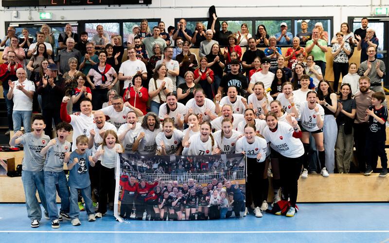 Vereint im Jubel: Die Spielerinnen der SG H2Ku Herrenberg mit ihren Fans. GB-Foto: Eibner/Ulmer
