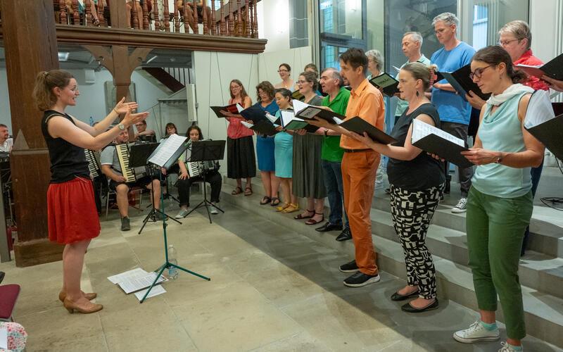 Verena Meinardus dirigierte den Chor beim Konzert „Von Mozart bis Queen“. GB-Foto: Vecsey