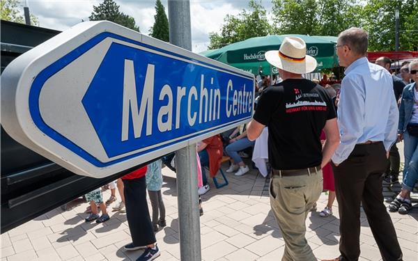 Vergangenes Jahr bei der Einweihung des Partnerschaftsplatzes: Jettingen machte sich da auf in Richtung einer weiteren Gemeindepartnerschaft. Und zwar mit Marchin in Belgien. GB-Foto (Archiv): Schmidt