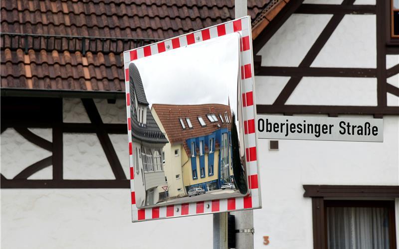 Verkehrsspiegel wie in der Oberjesinger Straße in Nufringen sind hilfreich. Die Firma Fedex erhält einen an der Ausfahrt der Ferdinand-Porsche-Straße.GB-Foto (Archiv): Holom