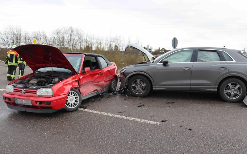 Verkehrsunfall im Kreuzungsbereich auf der B296