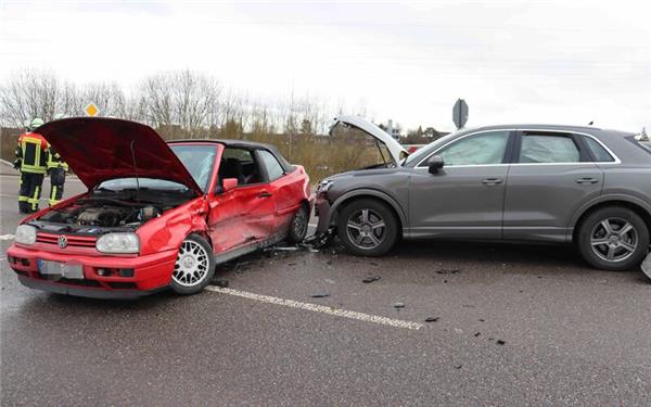 Verkehrsunfall im Kreuzungsbereich auf der B296