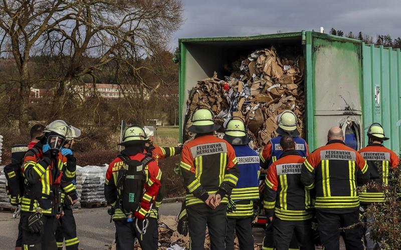 Vermutlich aufgrund einer Spraydose kam es bei einem Baumarkt zu einem Brand in einer Müllpresse.GB-Foto: SDMG/Dettenmeyer