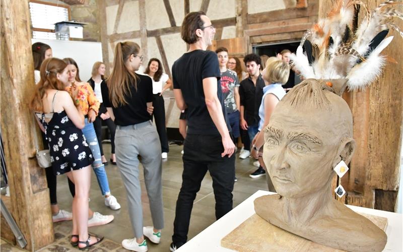 Filigrane Figuren und großformatige Porträts Vernissage der Kunstschüler in der VolkshochschuleGB-Foto: Holom