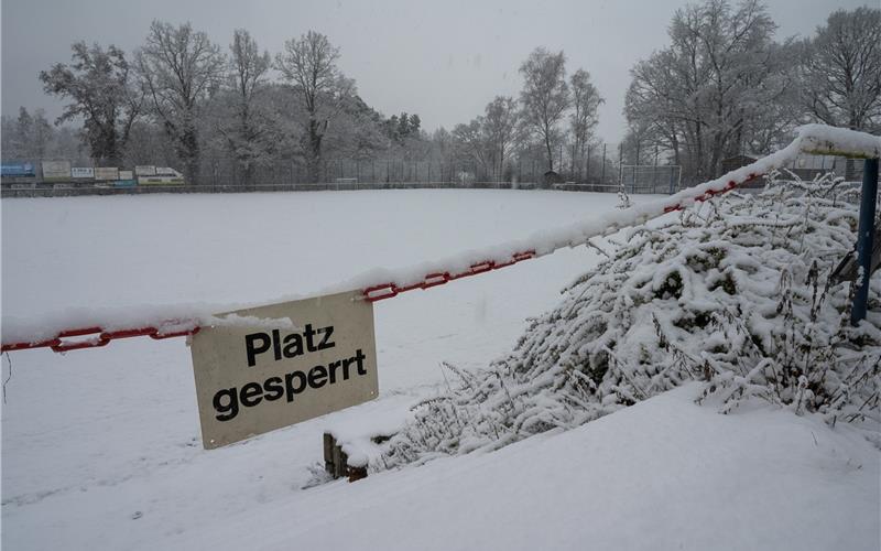 Verschneiter Platz in Entringen: Wann der Fußball aus der Winterpause kommt, steht nicht zuletzt wegen der Corona-Pandemie in den Sternen GB-Foto: Schmidt