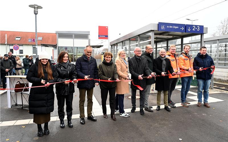 Vertreter von Bahn, Politik und Baufirmen schnitten das symbolische rote Band durch. Im Hintergrund ist die neu gebaute Aufzugsanlage zu erkennen, die einen barrierefreien Zugang zum Mittelbahnsteig ermöglicht. GB-Foto: Holom