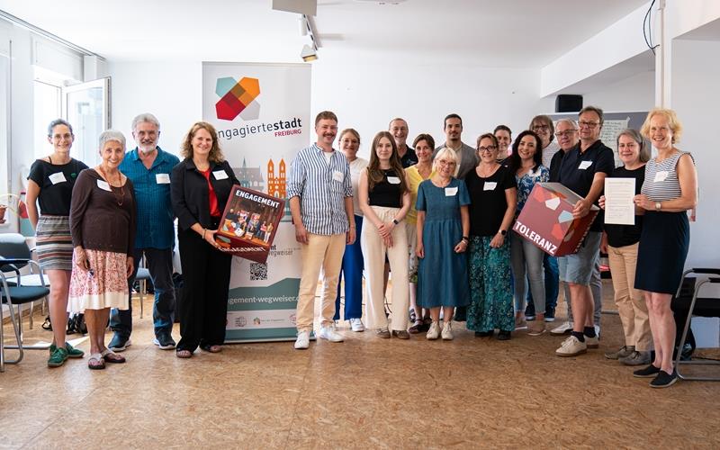 Vertreterinnen und Vertreter aus fast allen der zwölf Kommunen, die in Freiburg das Landesnetzwerk „Engagierte Stadt“ Baden-Württemberg gründeten, stellten sich im „Haus des Engagements“ in der Breisgau-Metropole nach Unterzeichnung der Gründungsurkunde zum Gruppenbild auf. Nur aus Ammerbuch war niemand dabei.GB-Foto: Hans Schwabe