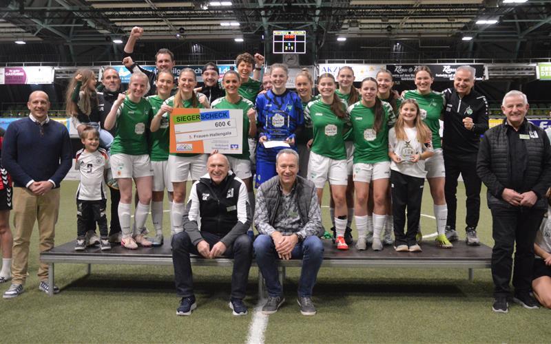 VfL Herrenberg holt den Siegerpokal im Sindelfinger Glaspalast. GB-Foto: Zvizdiç