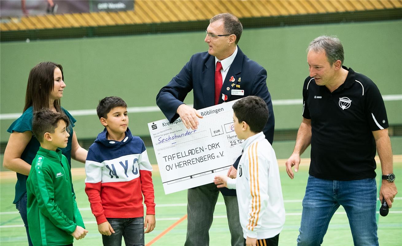 VfL Herrenberg spendet für den Tafelladen   Gäubote Cup 2019 Fußballturnier Hall...