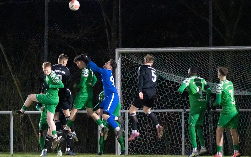 VfL-Keeper Niklas Lemberg hält mit vollem Einsatz seinen Kasten sauber. GB-Foto: Vecsey