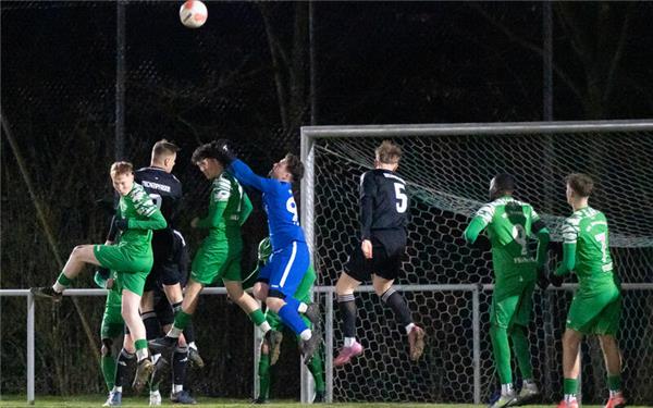 VfL-Keeper Niklas Lemberg hält mit vollem Einsatz seinen Kasten sauber. GB-Foto: Vecsey