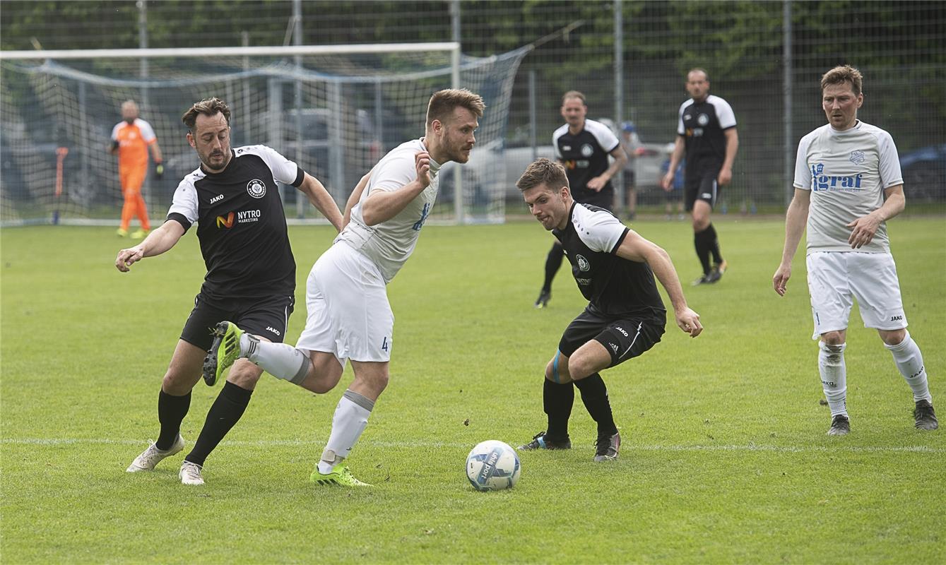 VfL Oberjettingen – SV Oberjesingen - Oberjettingen feiert die Meisterschaft 5 /...