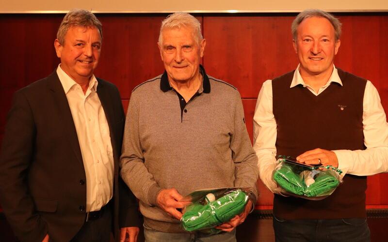VfL-Vorsitzender Werner Rilka (links) ernannte Walter Müller (Mitte) und Markus Rühle zu Ehrenmitgliedern. GB-Foto: VfL Herrenberg