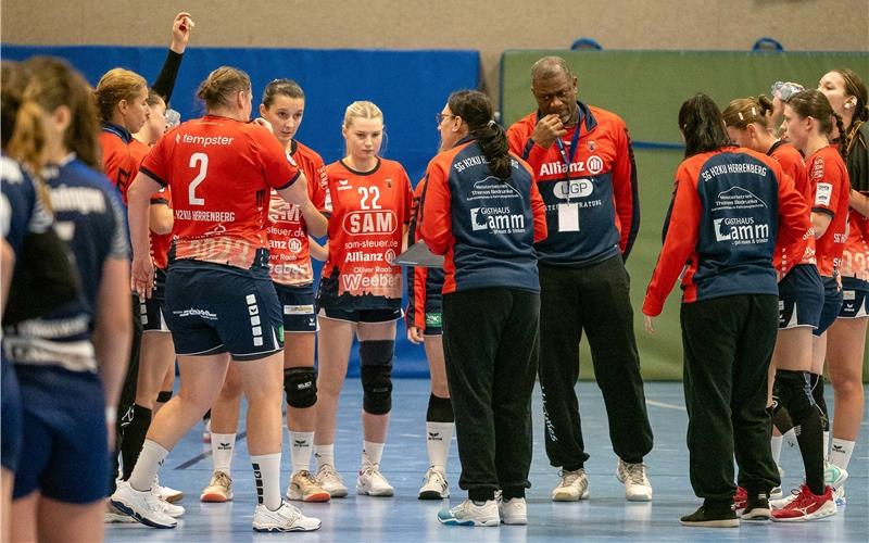 Viel Arbeit während einer schwierigen Partie in Heiningen für Herrenbergs Trainerin Melanie Schittenhelm (Mitte). GB-Foto: Eibner/Vogel