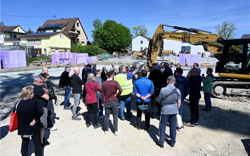 Viel Interesse bestand an der Baustellenbesichtigung der Ludwig-Uhland-Halle. GB-Foto: Holom