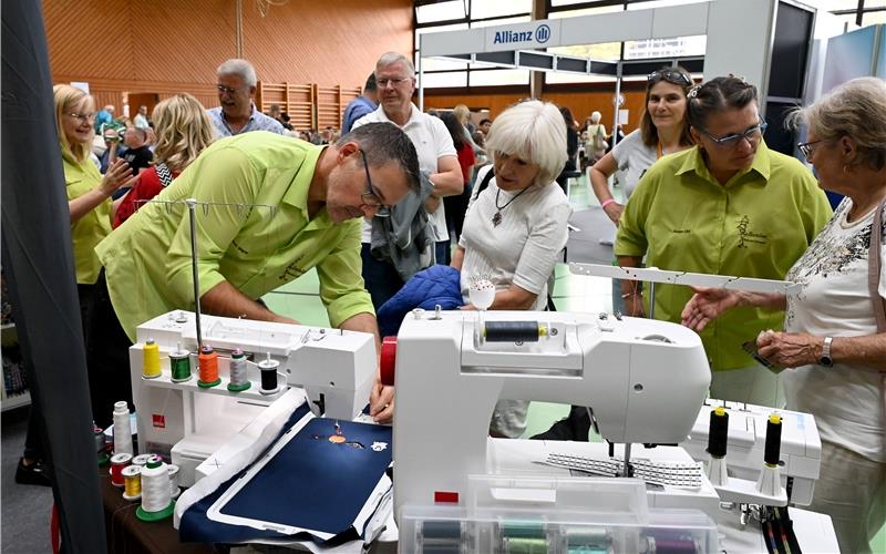 Viel los ist in der Willy-Dieterle-Halle an den vielfältigen Ständen der Gewerbevereinsmitglieder. GB-Foto: Holom