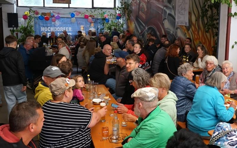 Viel los war in der zum Feiern umfunktionierten Halle samt dem Holzanbau – ab nächstem Jahr wird das Fest im neuen Feuerwehrhaus stattfinden. GB-Foto: Straub