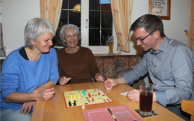 Viel zu lachen gab es beim „Mensch ärgere Dich nicht“ mit dem Mötzinger Bürgermeister Benjamin Finis. GB-Foto: Priestersbach