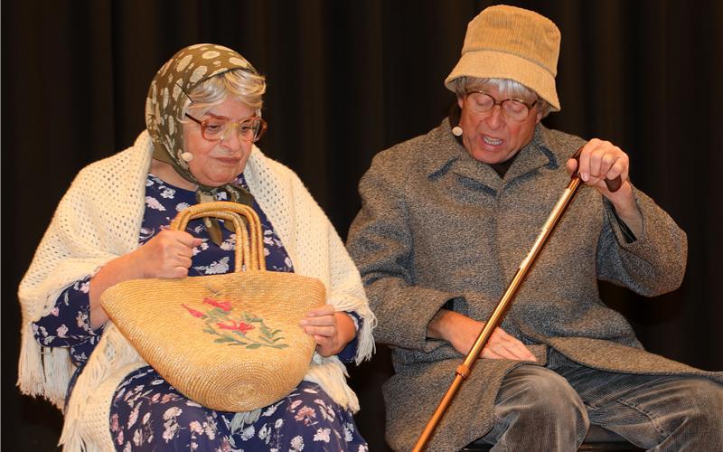 Viel zu lachen gab es beim Mötzinger Adventsnachmittag mit dem schwäbischen Comedy-Duo „Hillu’s Herzdropfa“. GB-Foto: Priestersbach