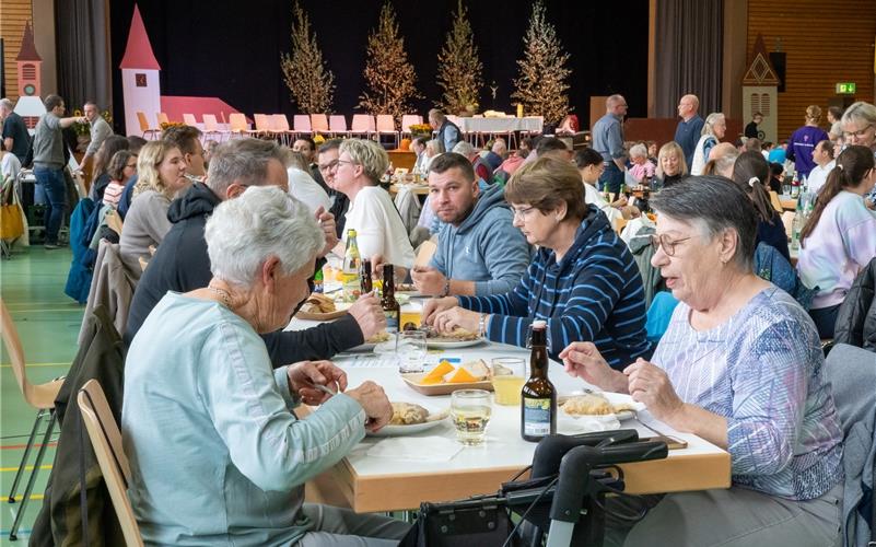 Viele Besucherinnen und Besucher ließen sich am Sonntag die Schlachtplatte in der Willy-Dieterle-Halle schmecken.GB-Fotos: Vecsey