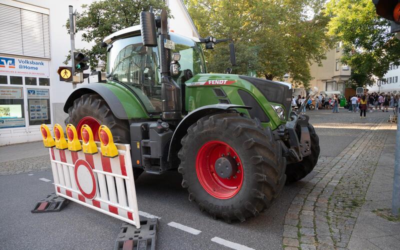 Viele Faschingsvereine müssen selbst schauen, wie sie für Sicherheit sorgen. Zum Beispiel mit Traktoren. GB-Foto (Archiv): Schmidt